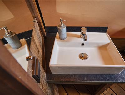 atypical luxury accommodation camping kost-ar-moor lavabo bathroom