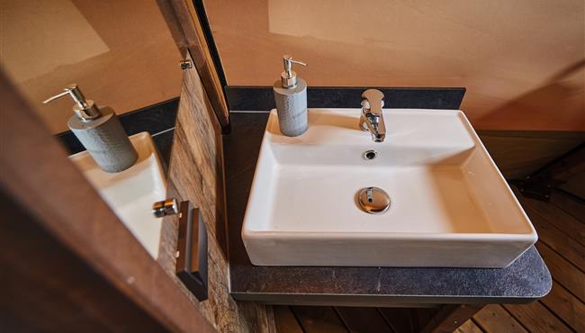 atypical luxury accommodation camping kost-ar-moor lavabo bathroom