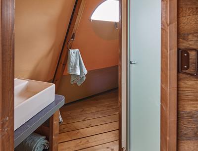 camping kost ar moor sustainable development teepee shower