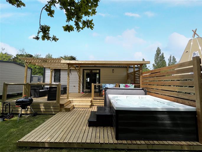 mobile home Cottage for rent 3 bedrooms jacuzzi spa campsite Kost Ar Moor fouesnant brittany