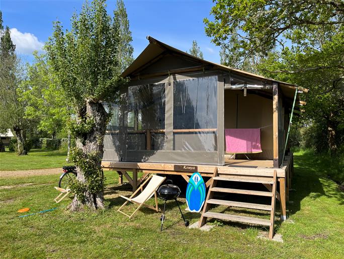 Glamping rental tent Safari Camping Kost ar Moor