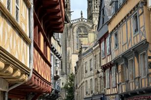 Alley of Quimper with its cathedral - Camping Kost Ar Moor - Fouesnant