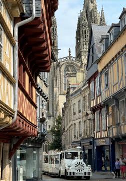 Alley of Quimper with its cathedral - Camping Kost Ar Moor - Fouesnant